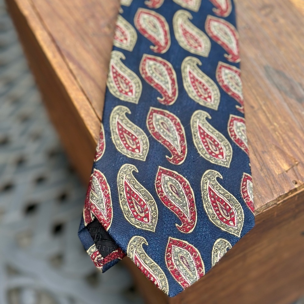 Boulder Trading Group Paisley Patterned Tie